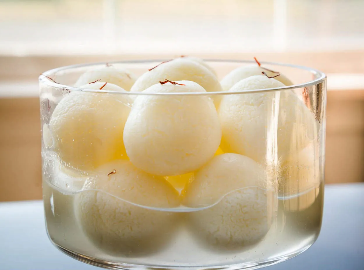 Mencicipi Manisan Tradisional Bangladesh: Rasgulla dan Roshogolla