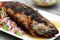 Mencicipi Sajian Ikan Tenggiri Bakar Khas Bangladesh