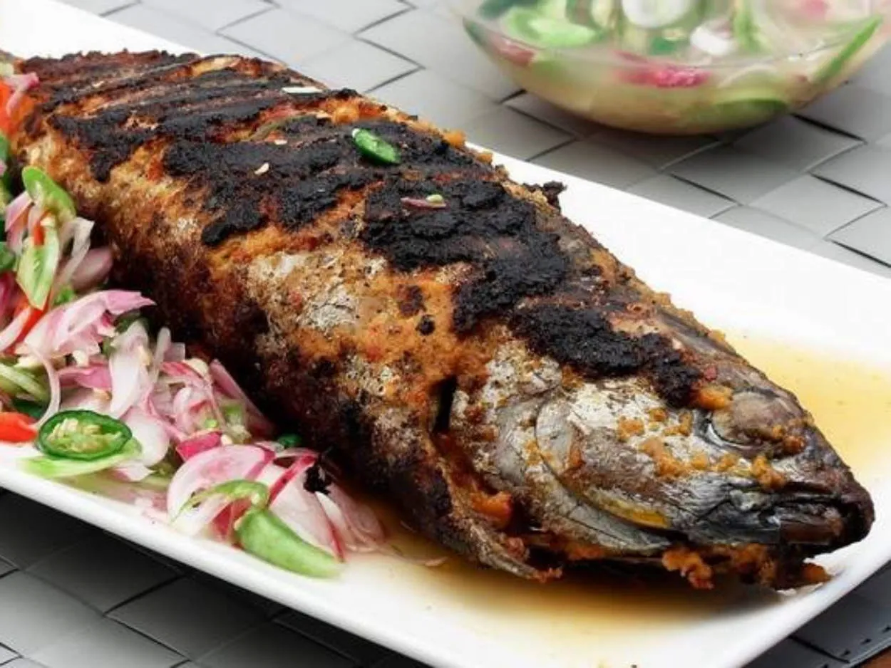 Mencicipi Sajian Ikan Tenggiri Bakar Khas Bangladesh